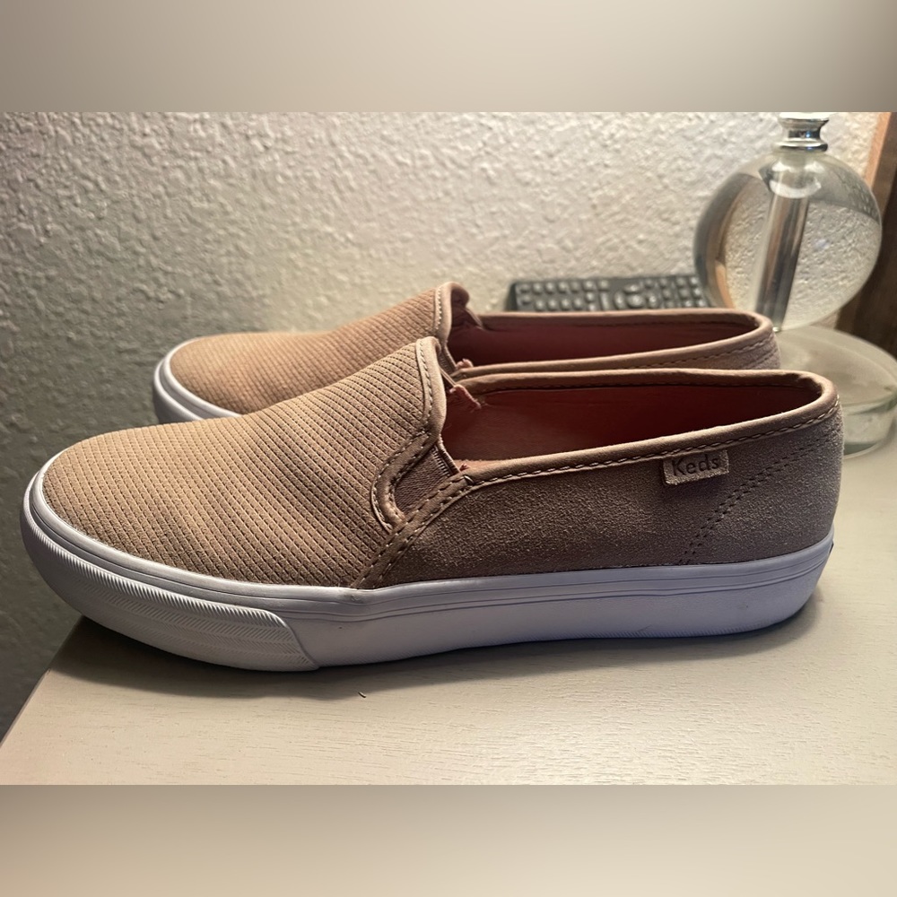 Comfy tan slip on keds